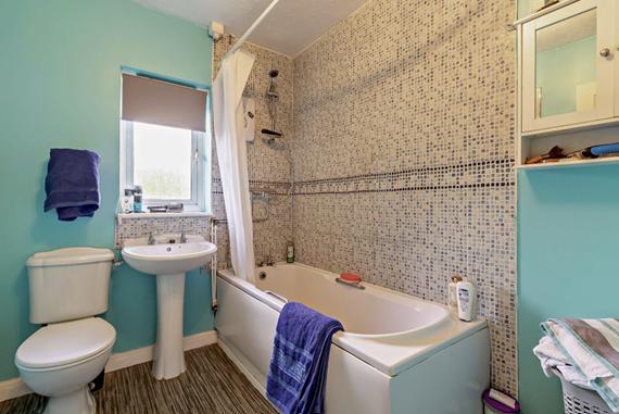 Angus Crescent bathroom
